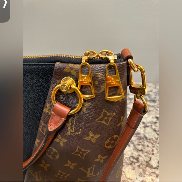 Louis Vuitton V tote Shoulder Bag - Picture 6 of 8